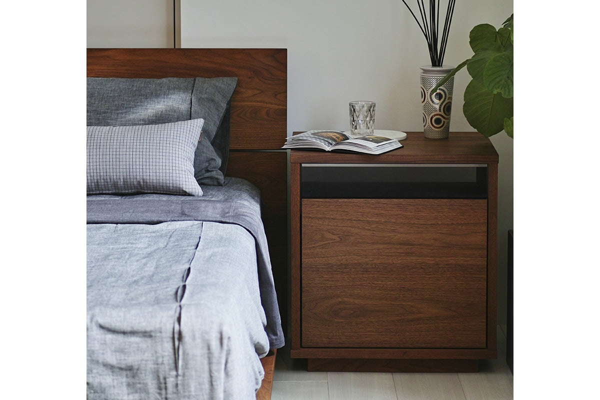 BASS SIDE CABINET (GLASS)