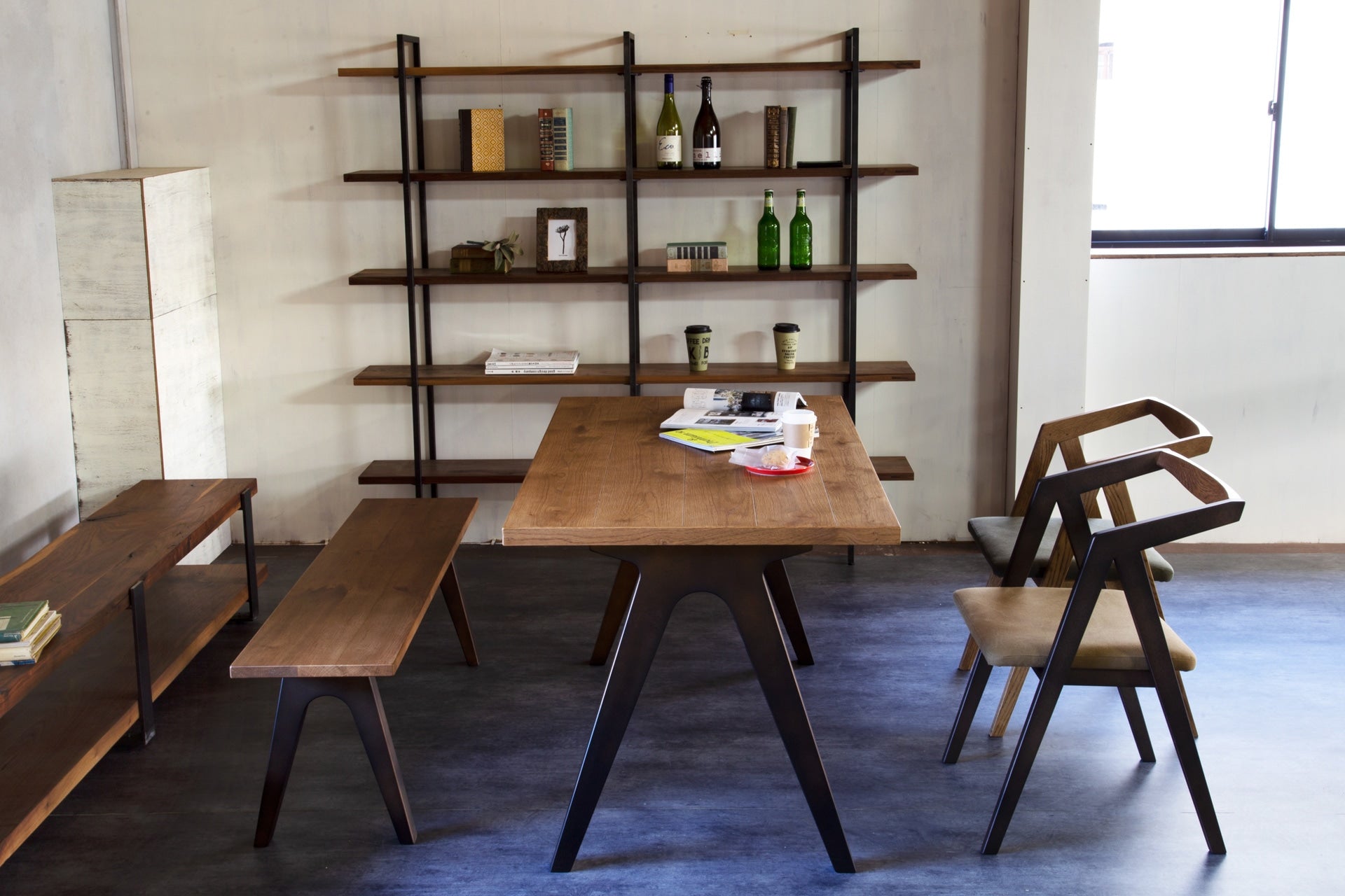 BOOKER.T CHAIR ( OAK / WALNUT )