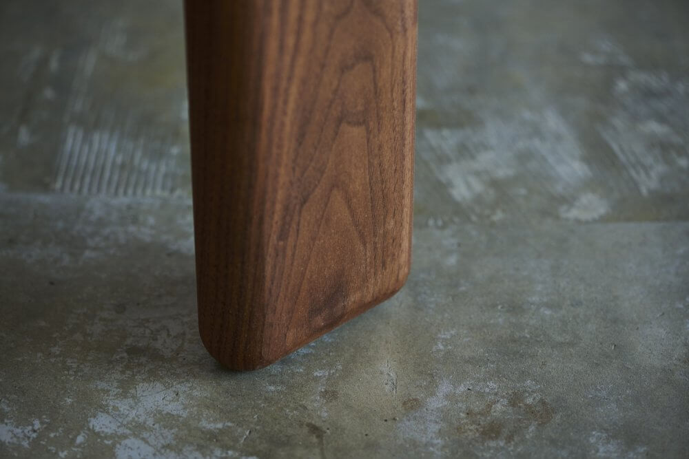 BOARD TABLE ( WALNUT / WHITE ASH )