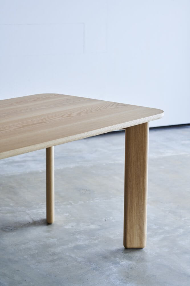 BOARD TABLE ( WALNUT / WHITE ASH )