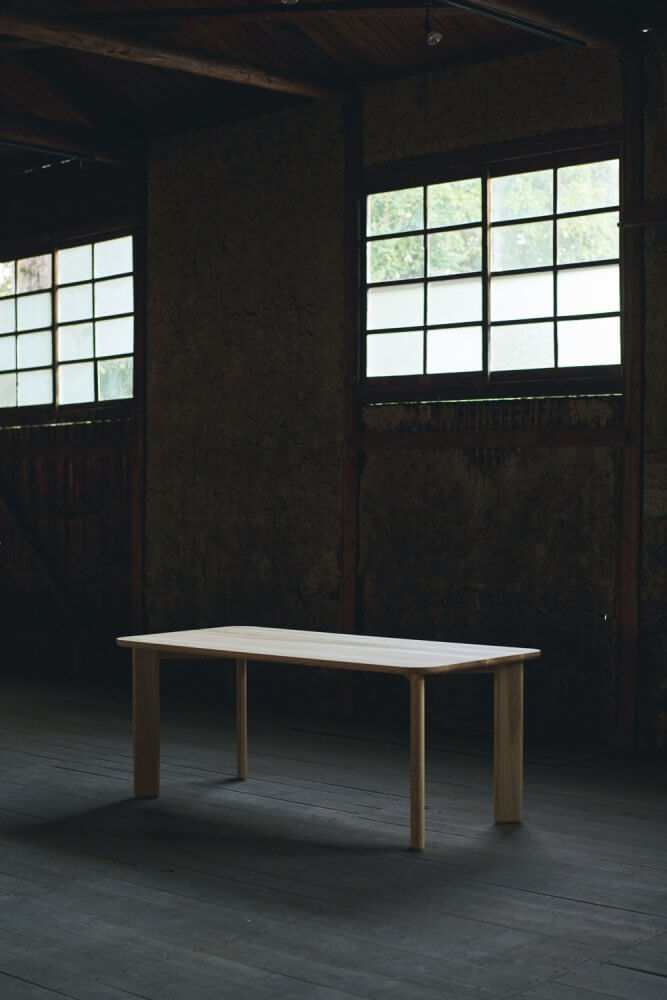 BOARD TABLE ( WALNUT / WHITE ASH )