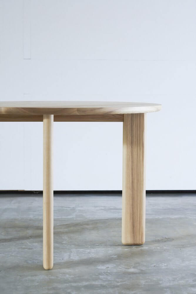BOARD TABLE (Circle) ( WALNUT / WHITE ASH )