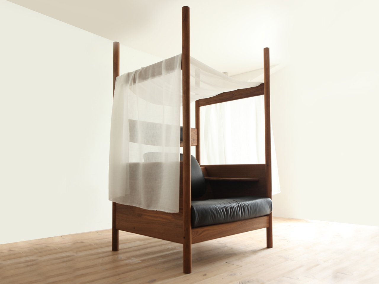WF FOUR POSTER CHAIR