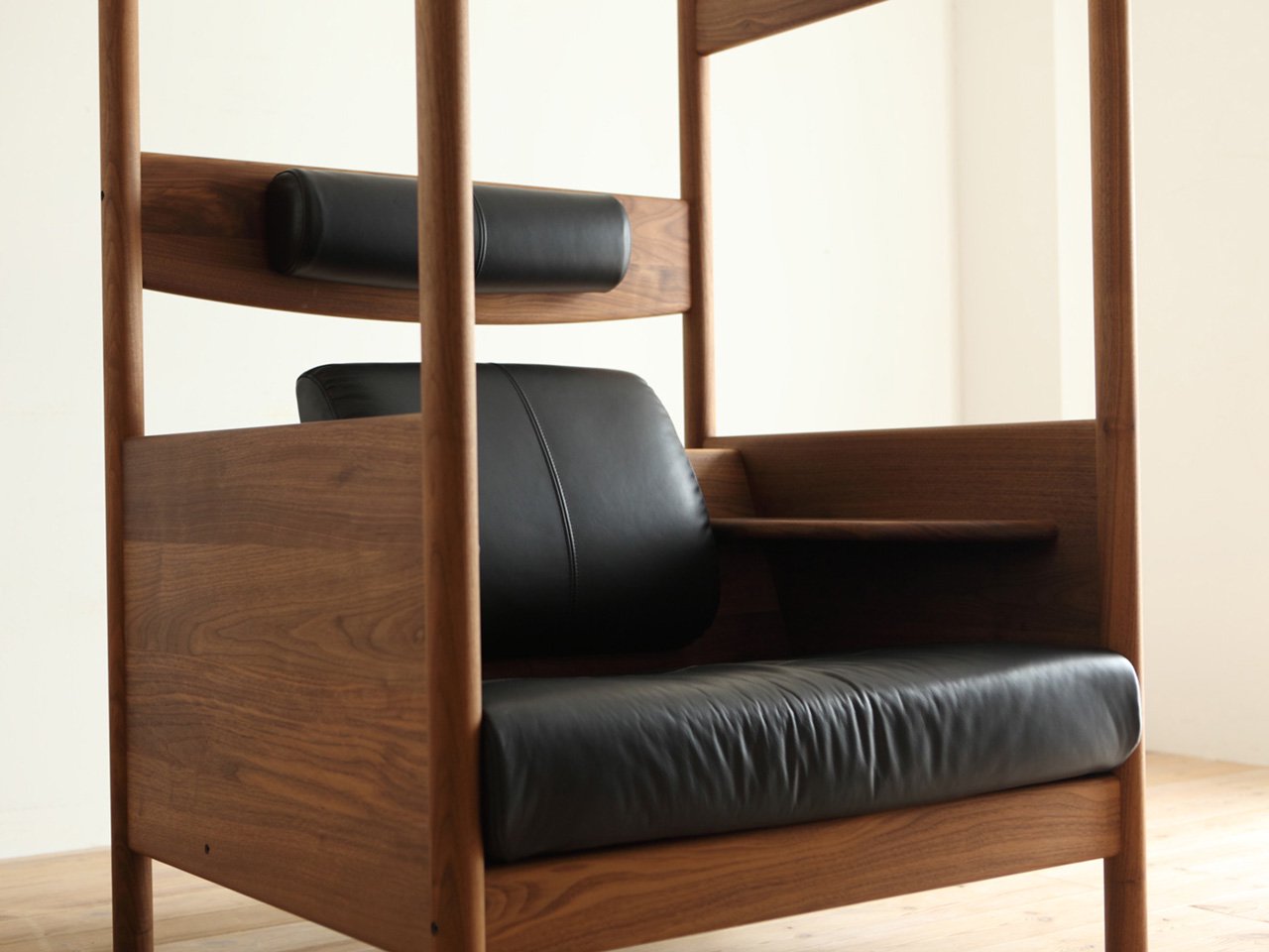 WF FOUR POSTER CHAIR