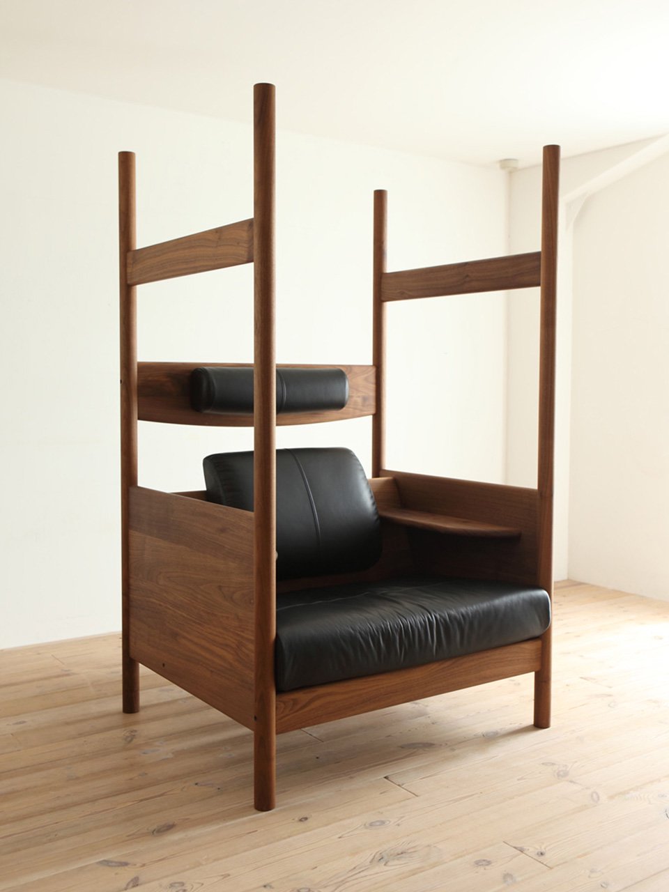 WF FOUR POSTER CHAIR