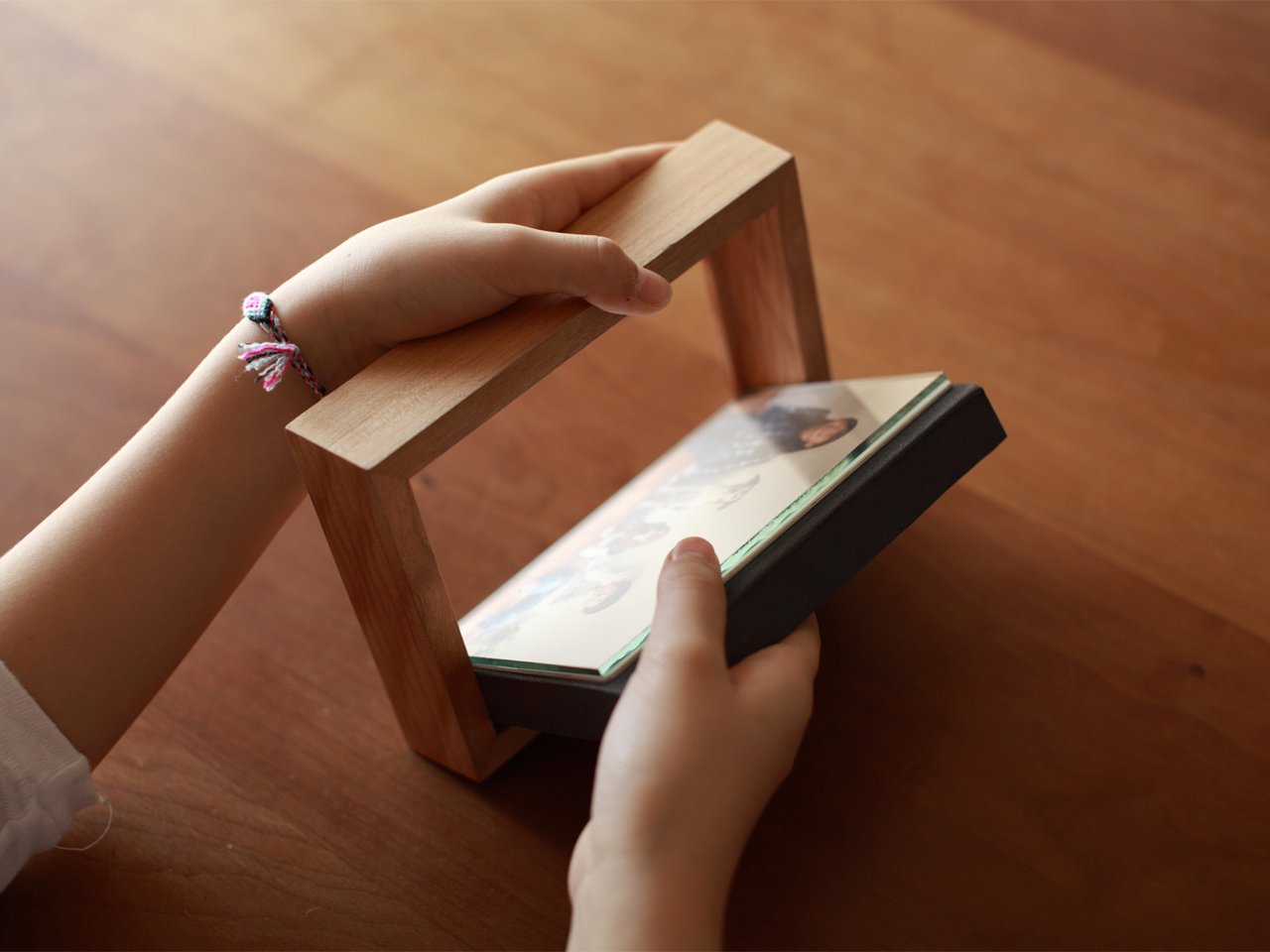 DACAFE POSTCARD FRAME