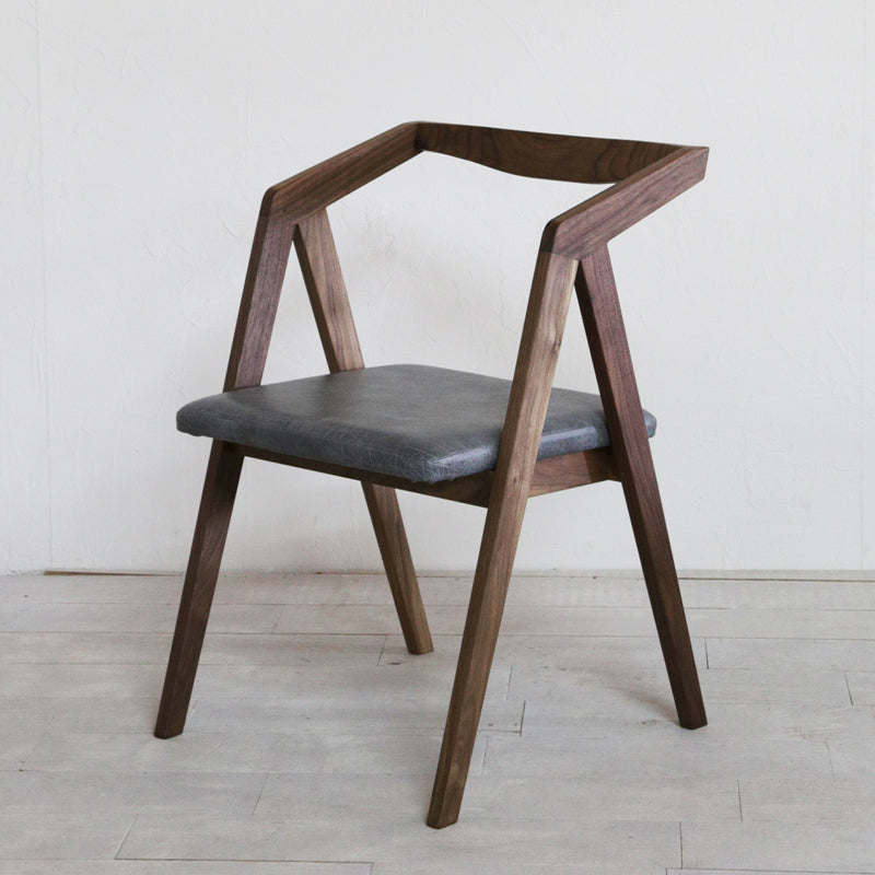 BOOKER.T CHAIR ( OAK / WALNUT )