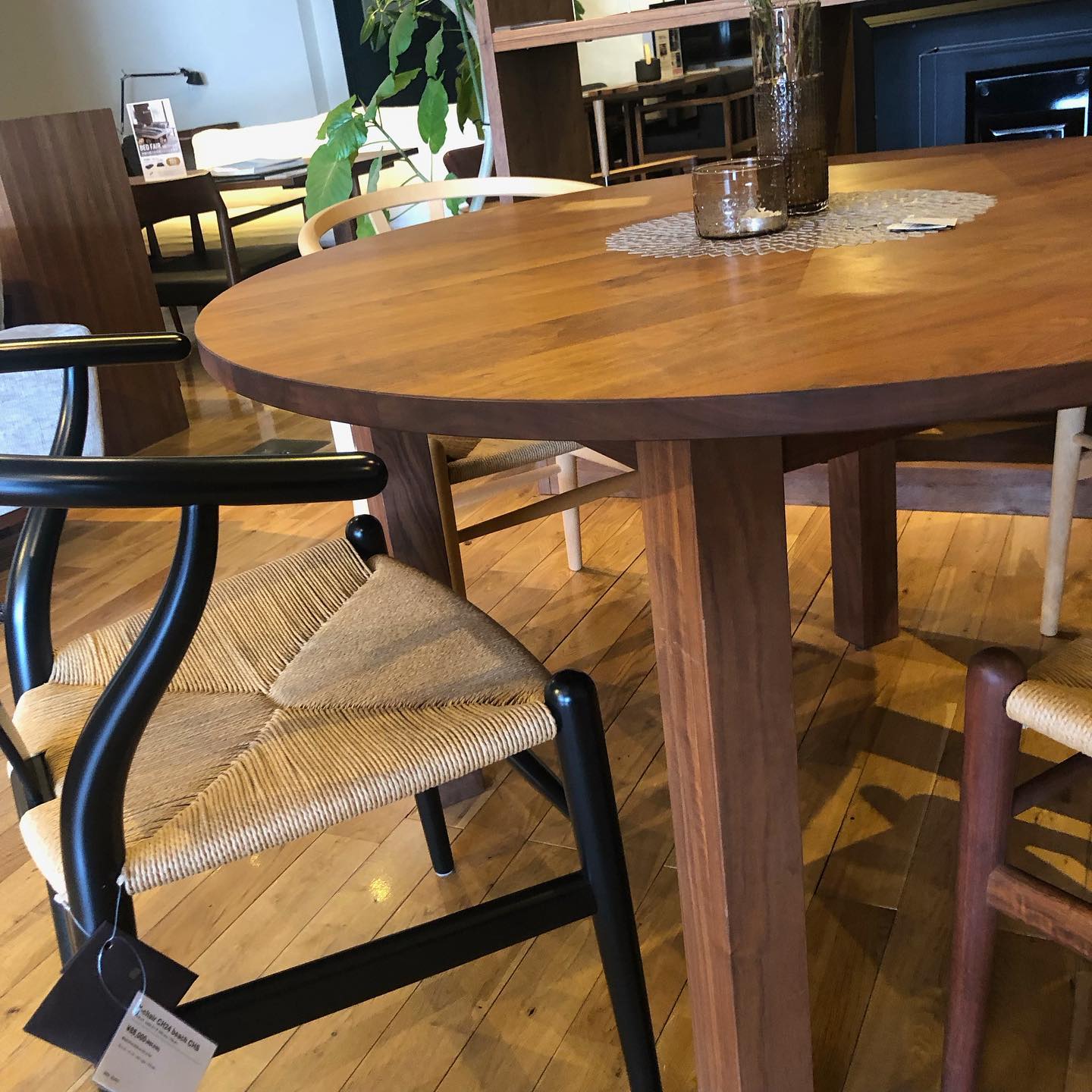 RONDE DINING TABLE