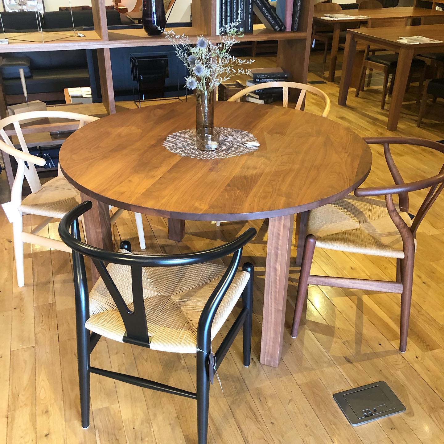 RONDE DINING TABLE