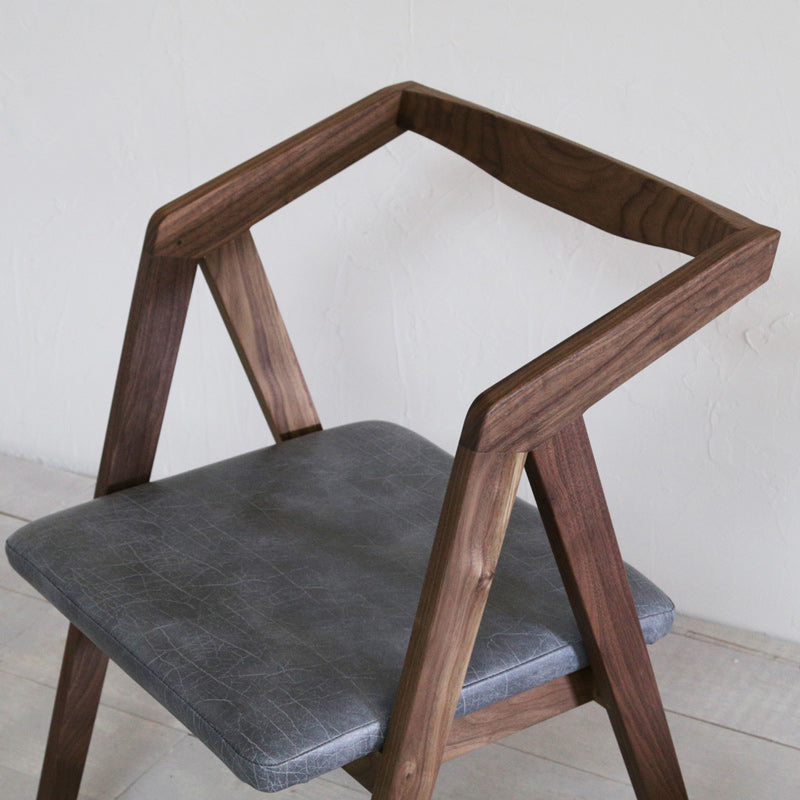 BOOKER.T CHAIR ( OAK / WALNUT )