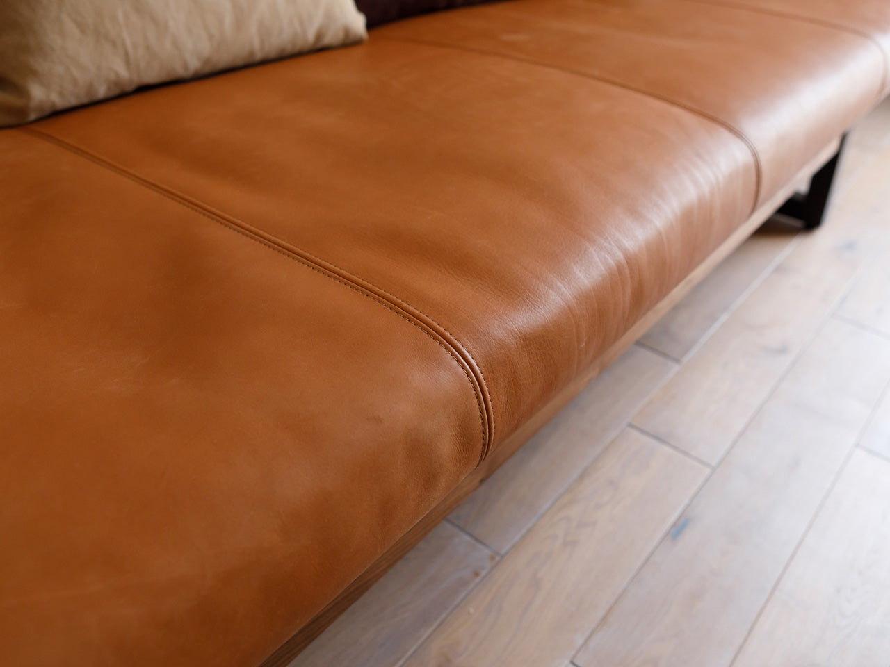 FREX SOFA W154 (IRON LEG)