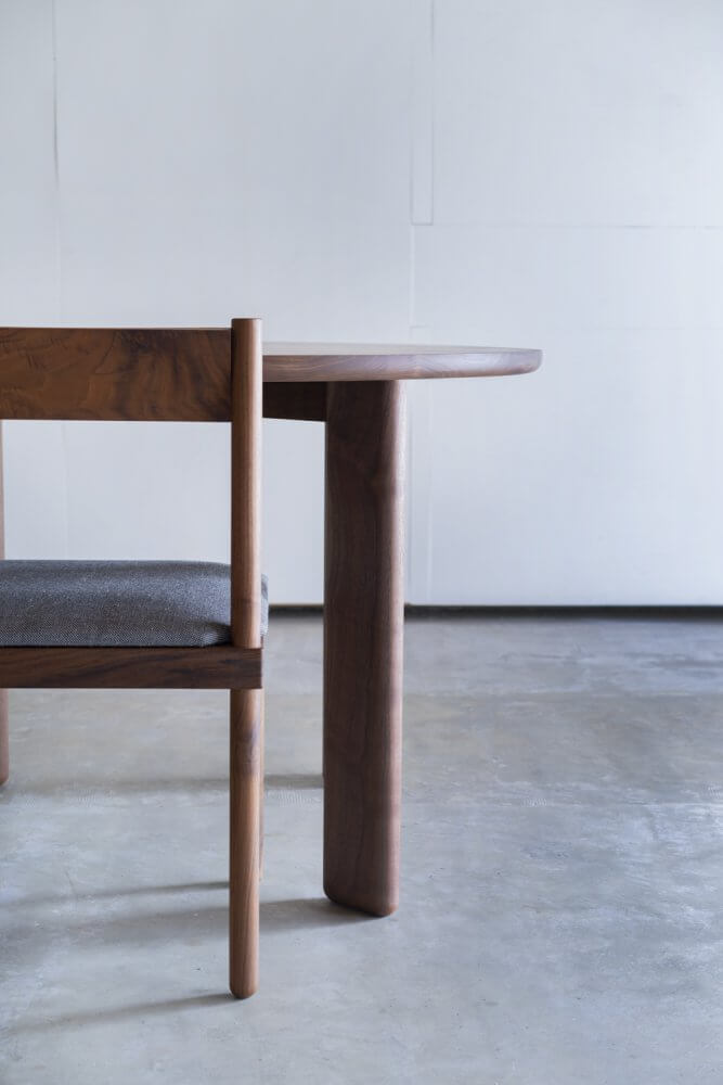 BOARD TABLE (Circle) ( WALNUT / WHITE ASH )