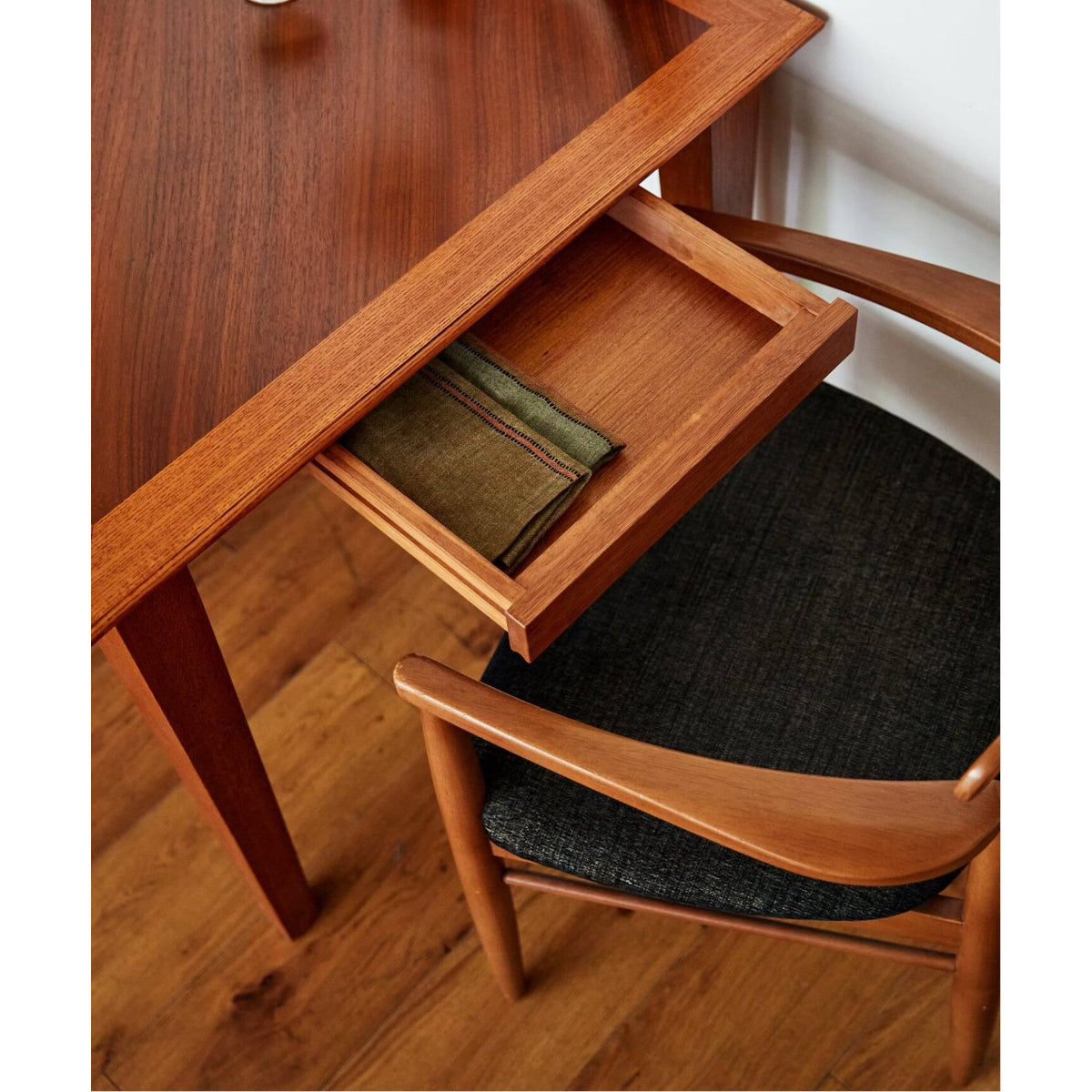 WARNER DINING TABLE-S   ( HERRINGBONE / STANDARD )