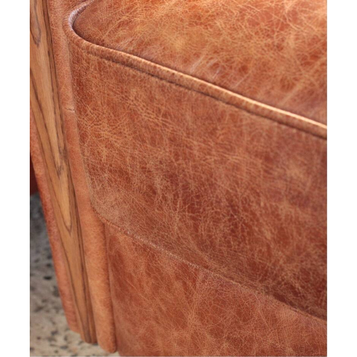 OAKS CLUB CHAIR (CRACK / SMOOTH)