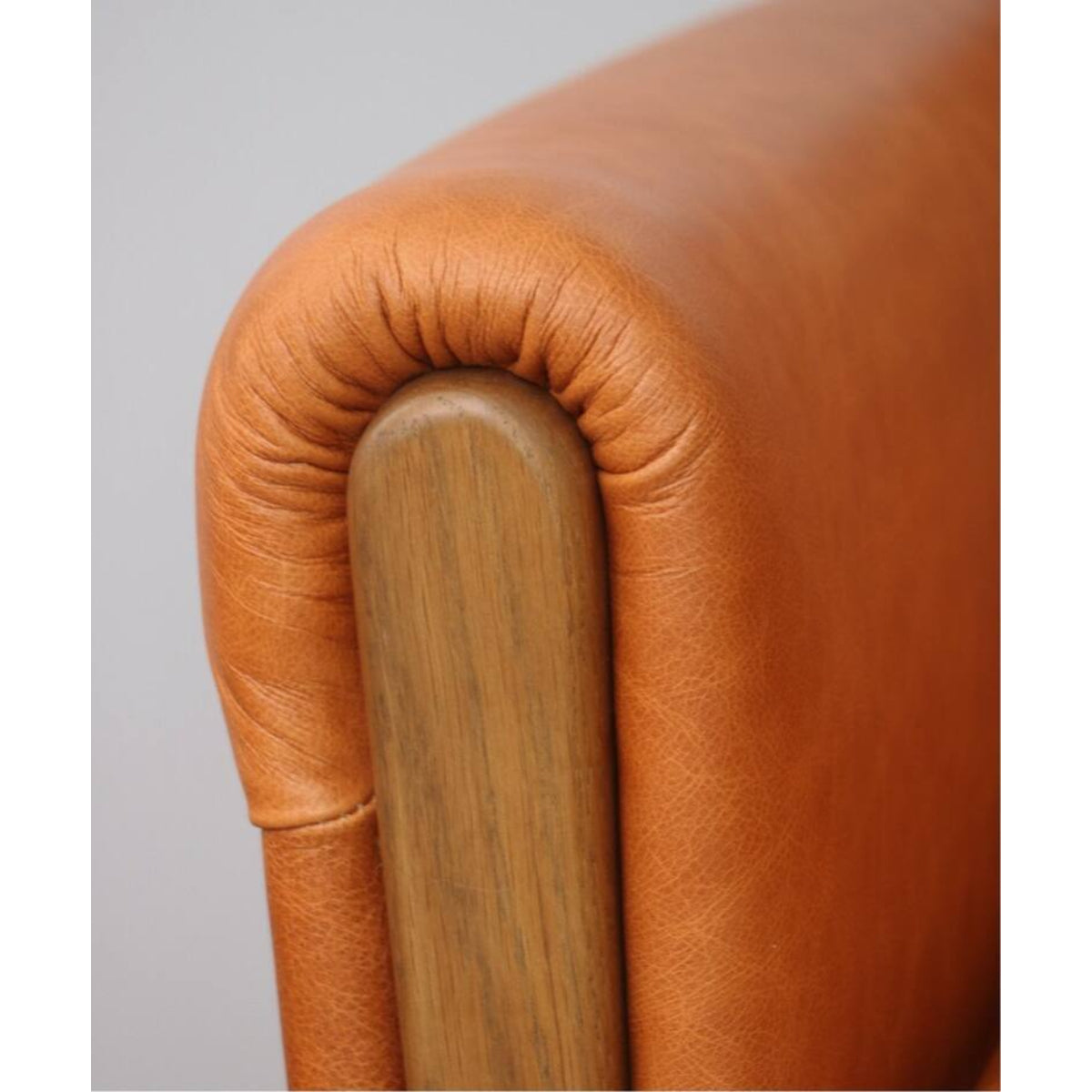 OAKS CLUB CHAIR (CRACK / SMOOTH)