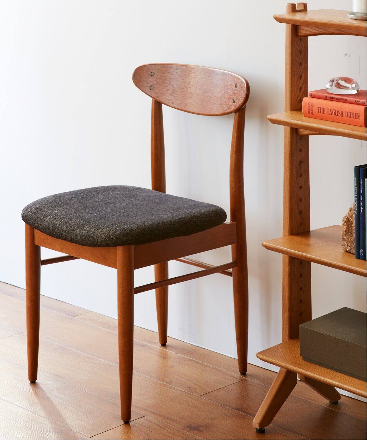 TRESTLES ARM CHAIR