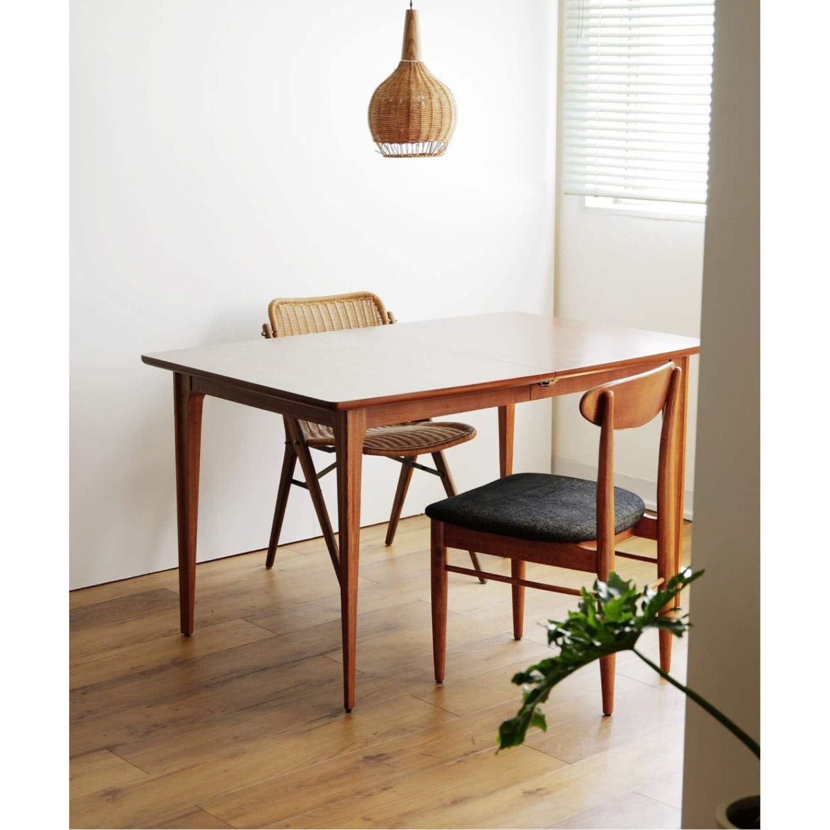 BROOKS DINING TABLE
