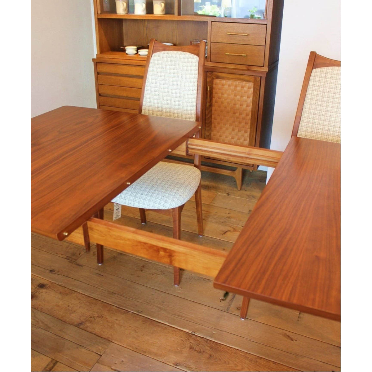 BROOKS DINING TABLE