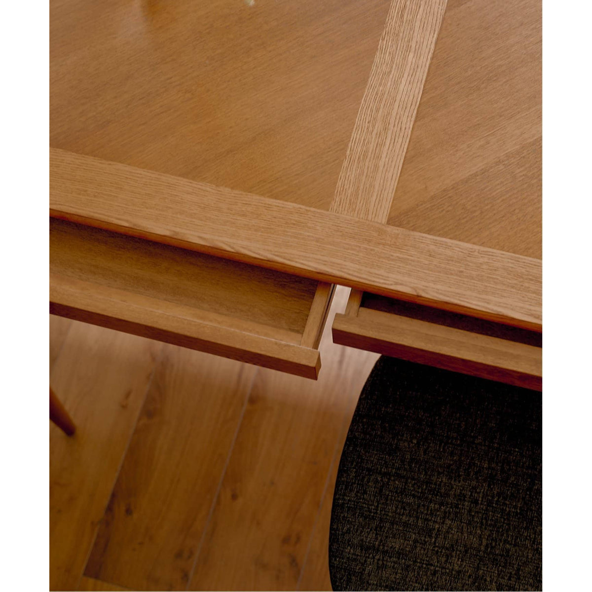 WARNER DINING TABLE ( HERRINGBONE / STANDARD )