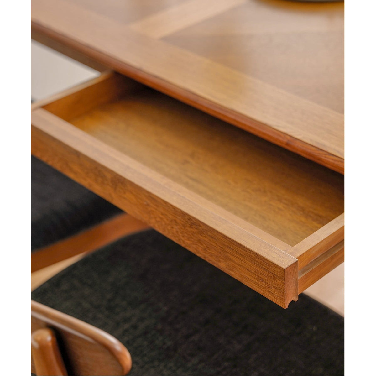 WARNER DINING TABLE ( HERRINGBONE / STANDARD )