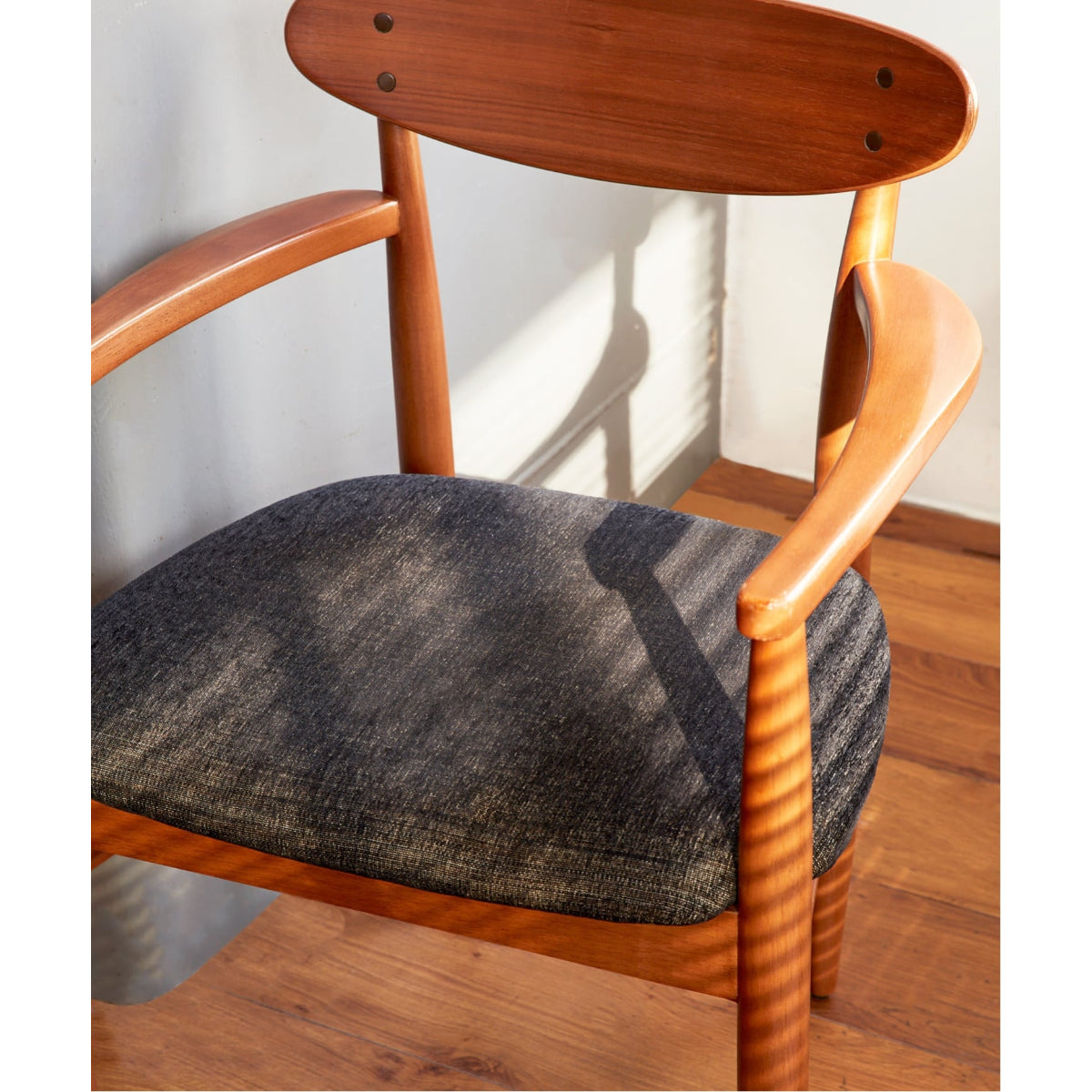 TRESTLES ARM CHAIR