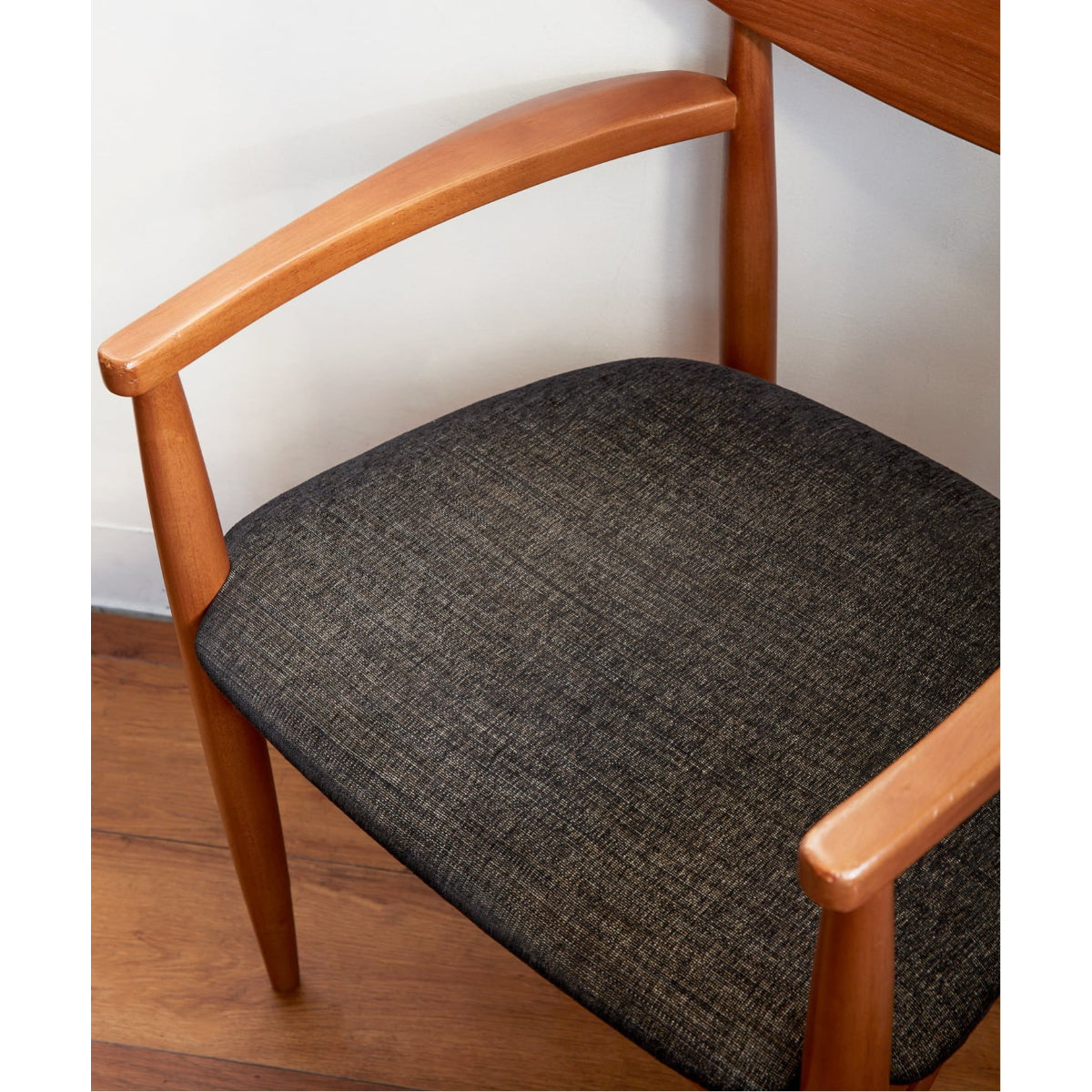 TRESTLES ARM CHAIR