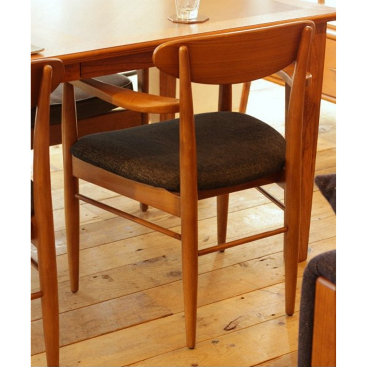 TRESTLES ARM CHAIR
