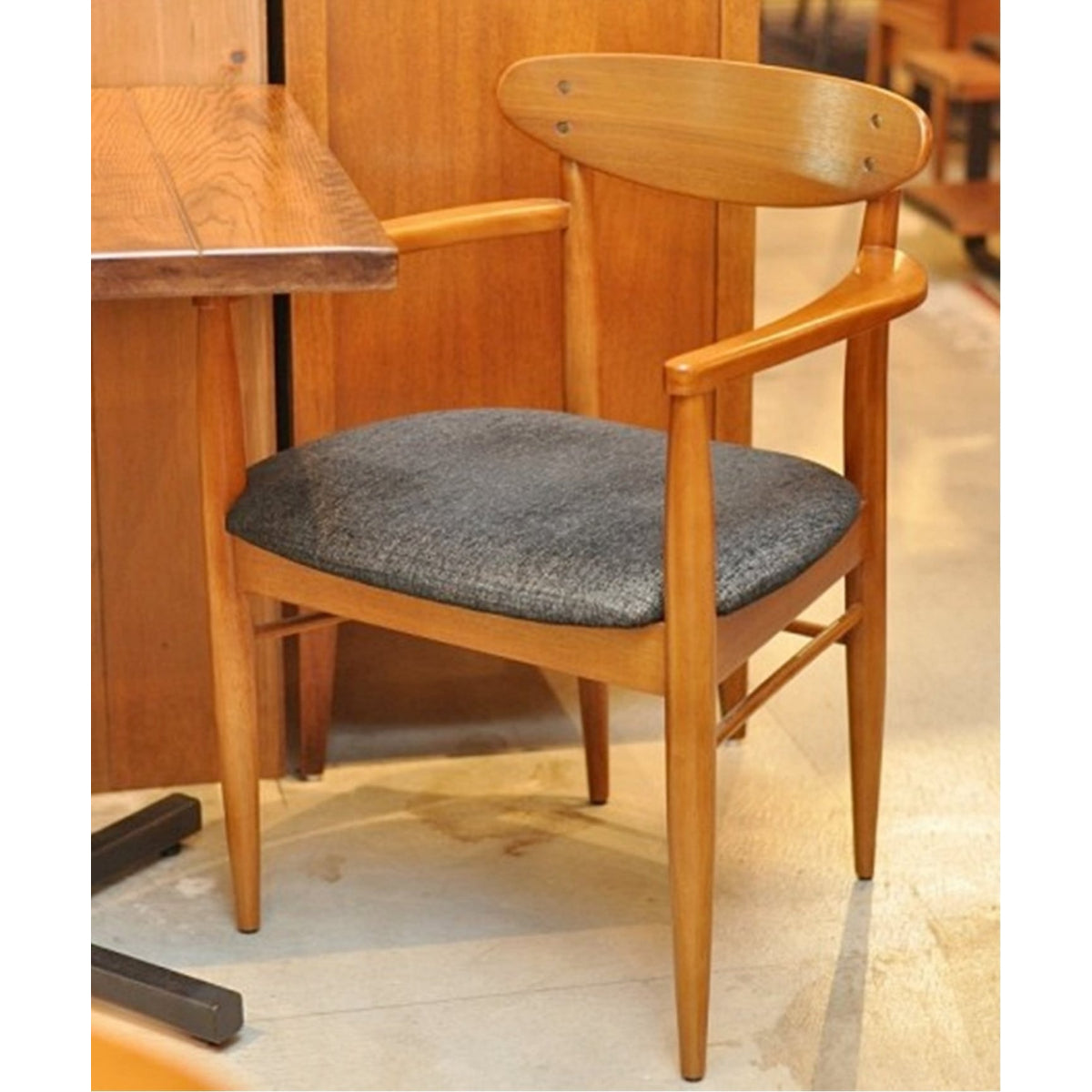TRESTLES ARM CHAIR