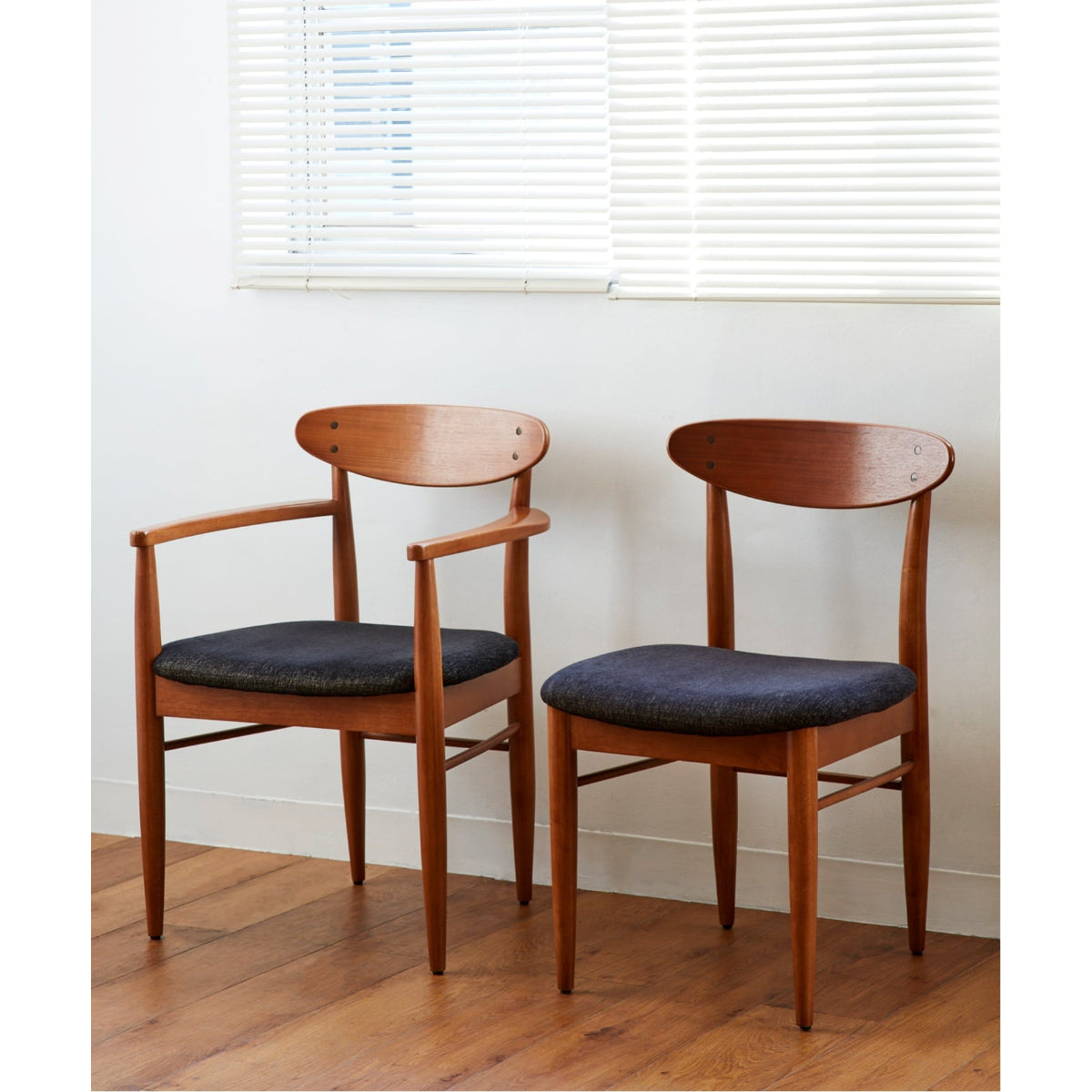 TRESTLES ARM CHAIR