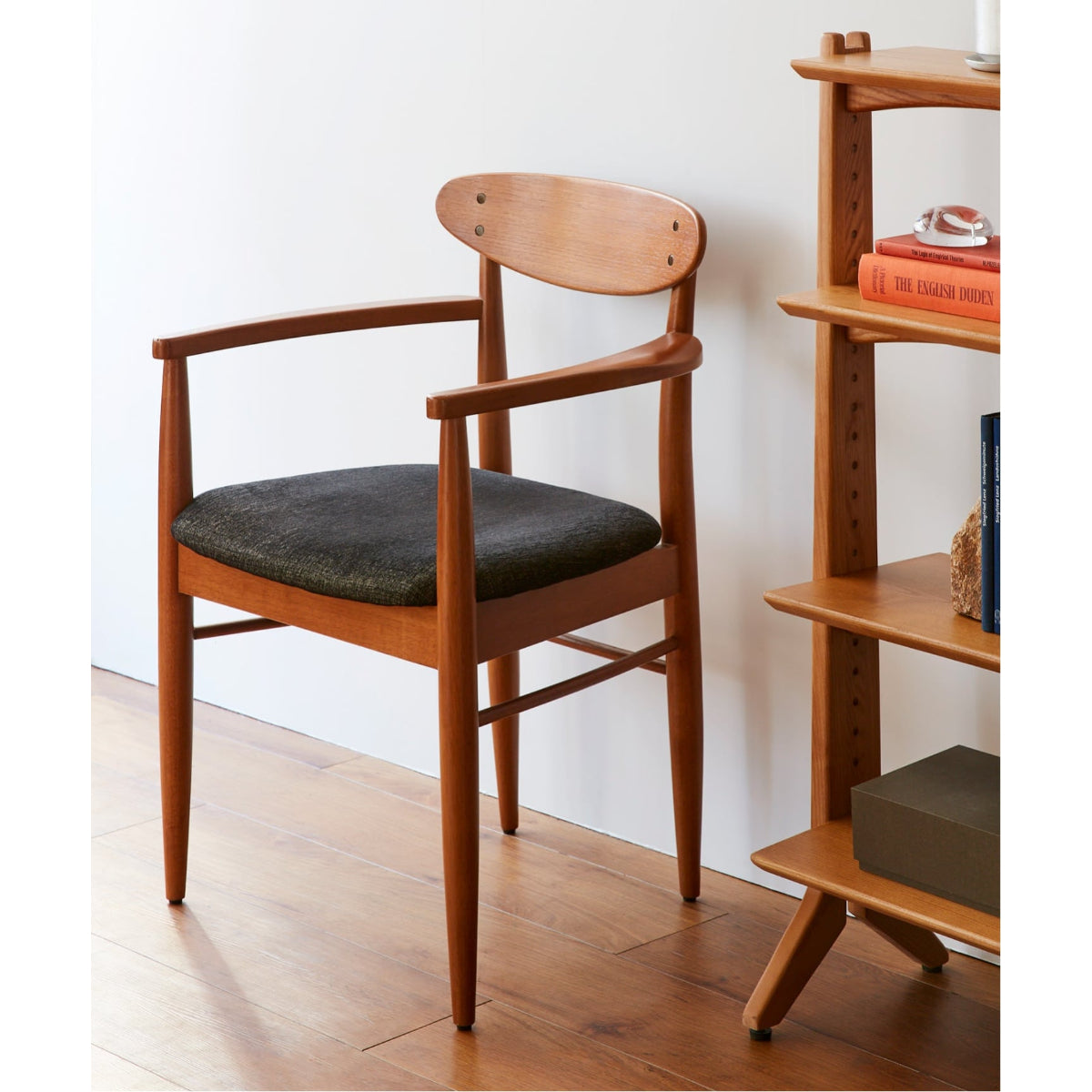 TRESTLES ARM CHAIR