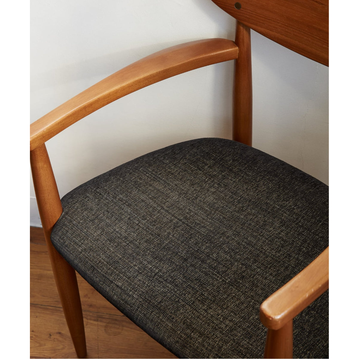 TRESTLES ARM CHAIR