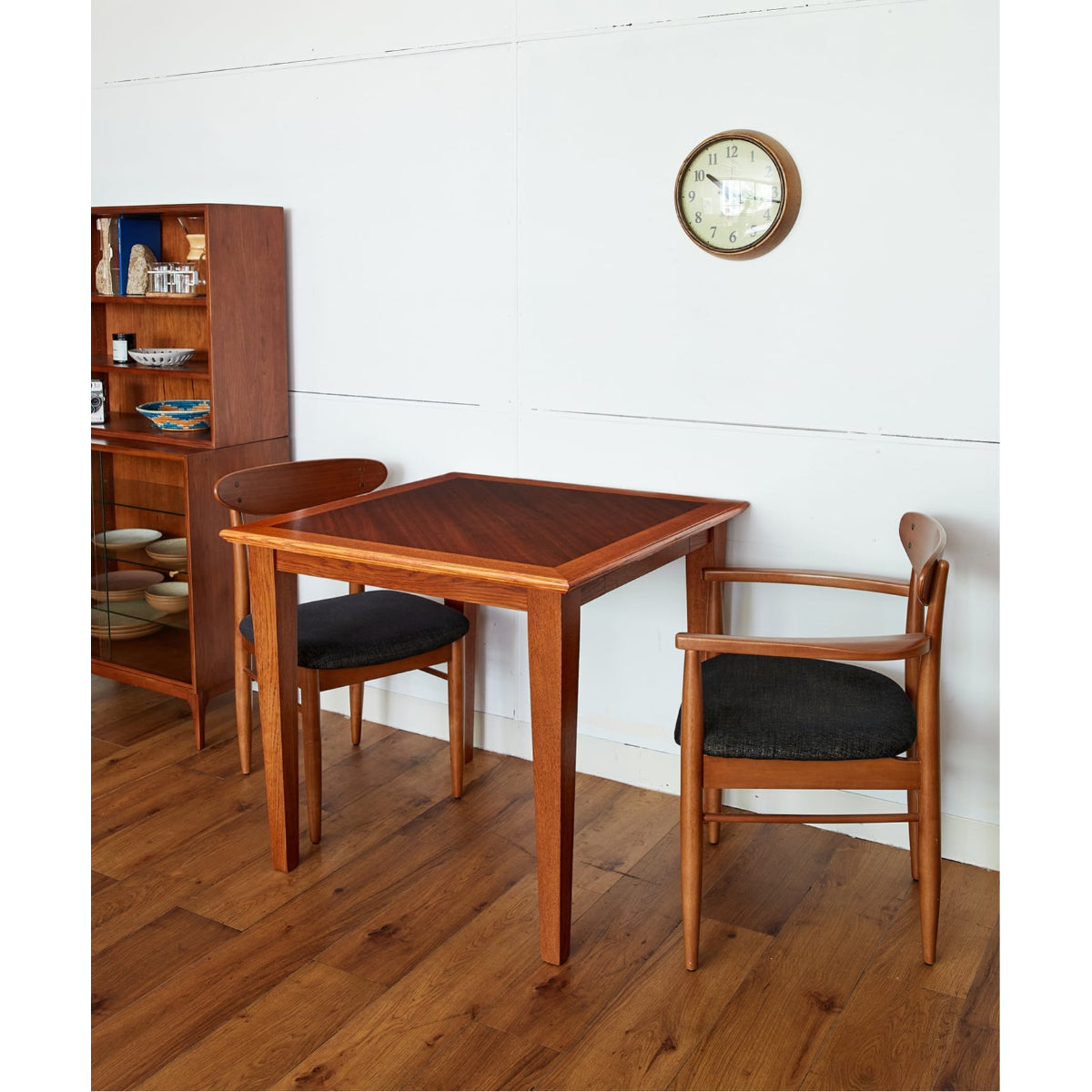 TRESTLES ARM CHAIR