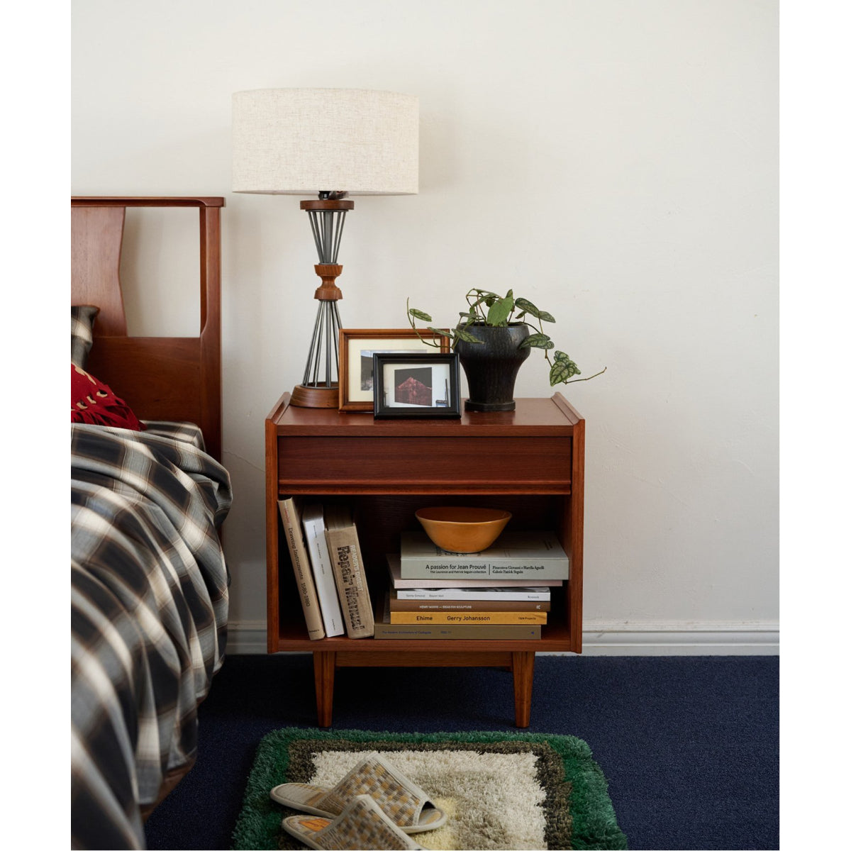 TRESTLES NIGHT STAND