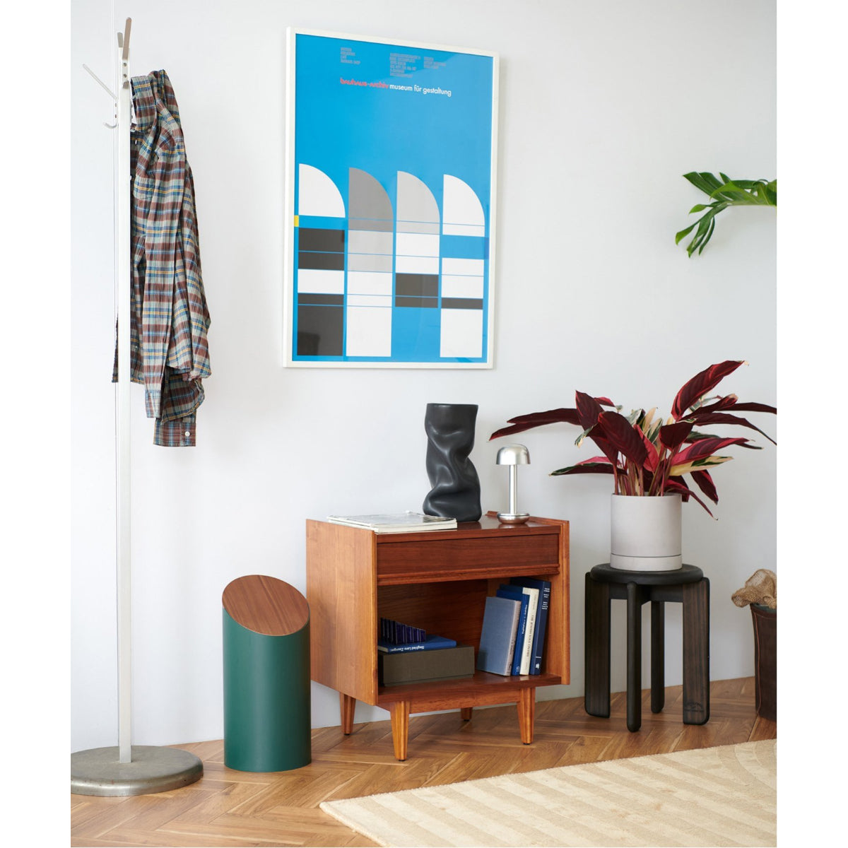 TRESTLES NIGHT STAND