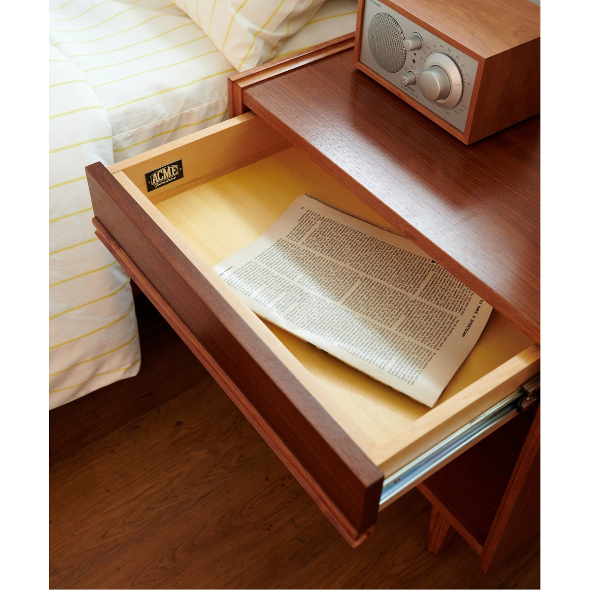 TRESTLES NIGHT STAND