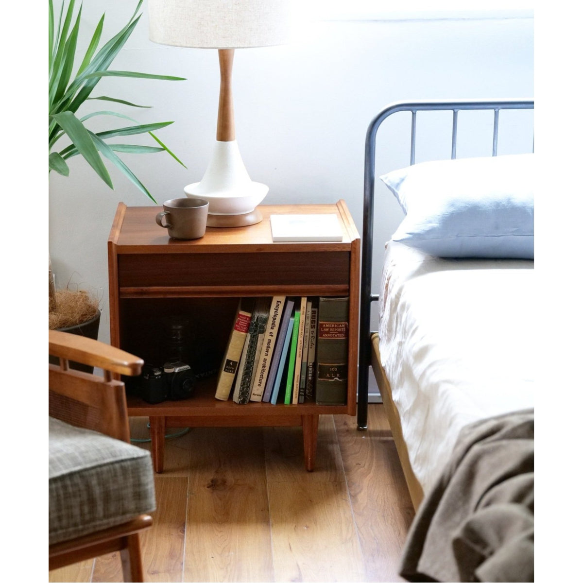 TRESTLES NIGHT STAND
