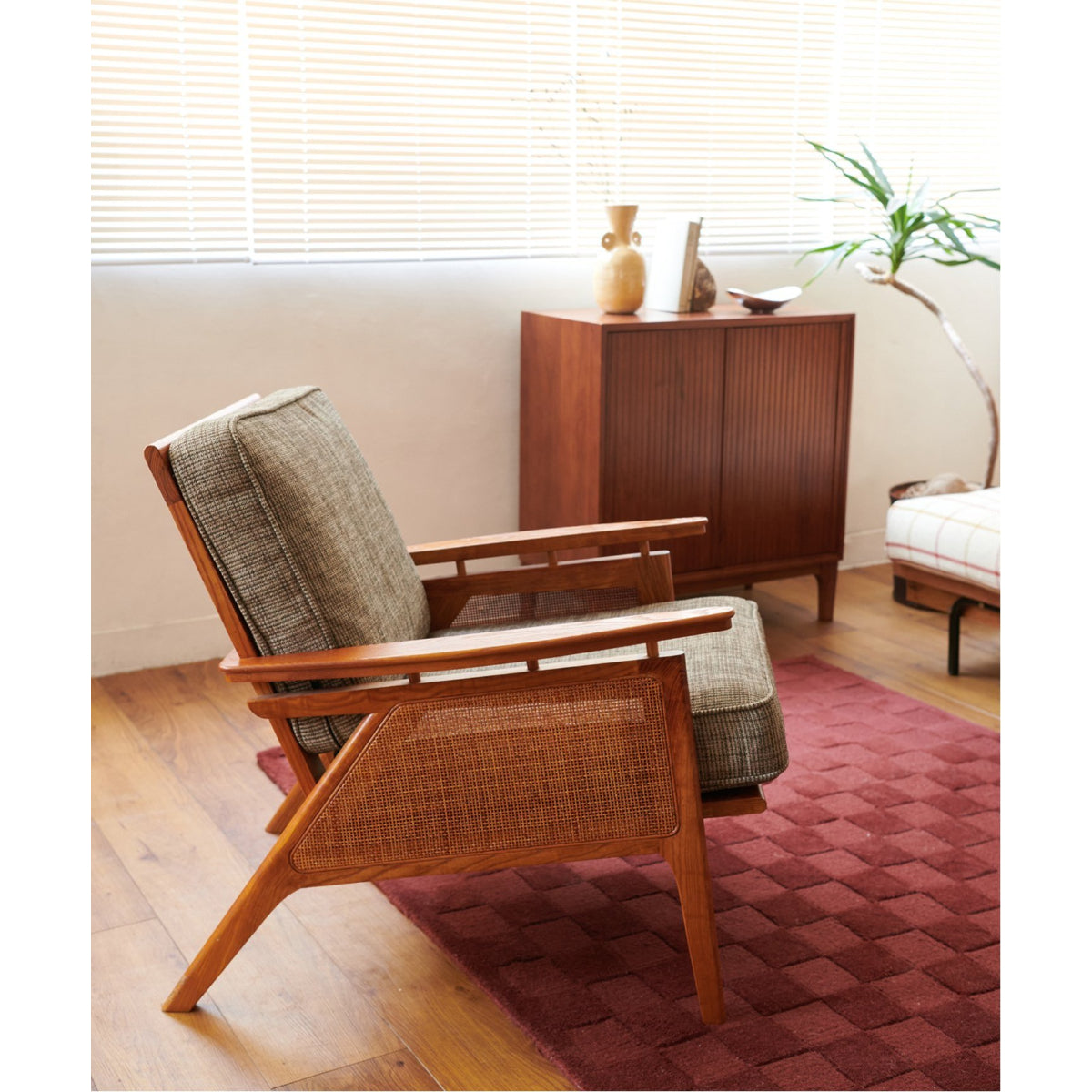 WICKER LOUNGE CHAIR
