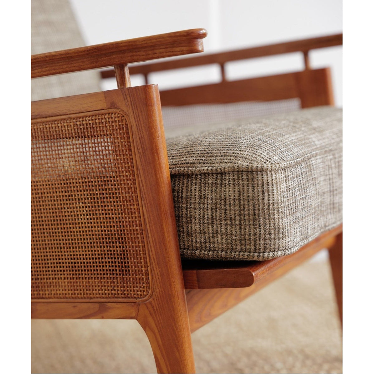 WICKER LOUNGE CHAIR