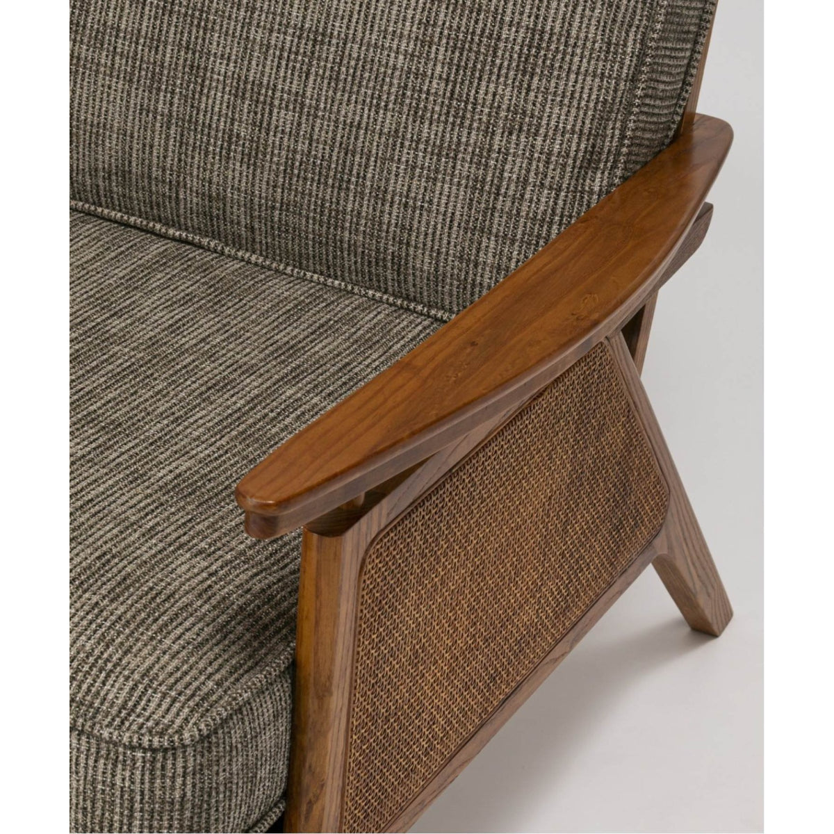 WICKER LOUNGE CHAIR