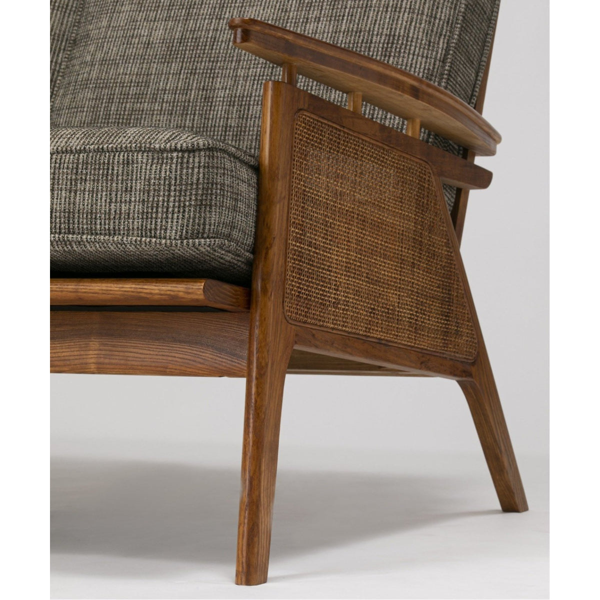WICKER LOUNGE CHAIR