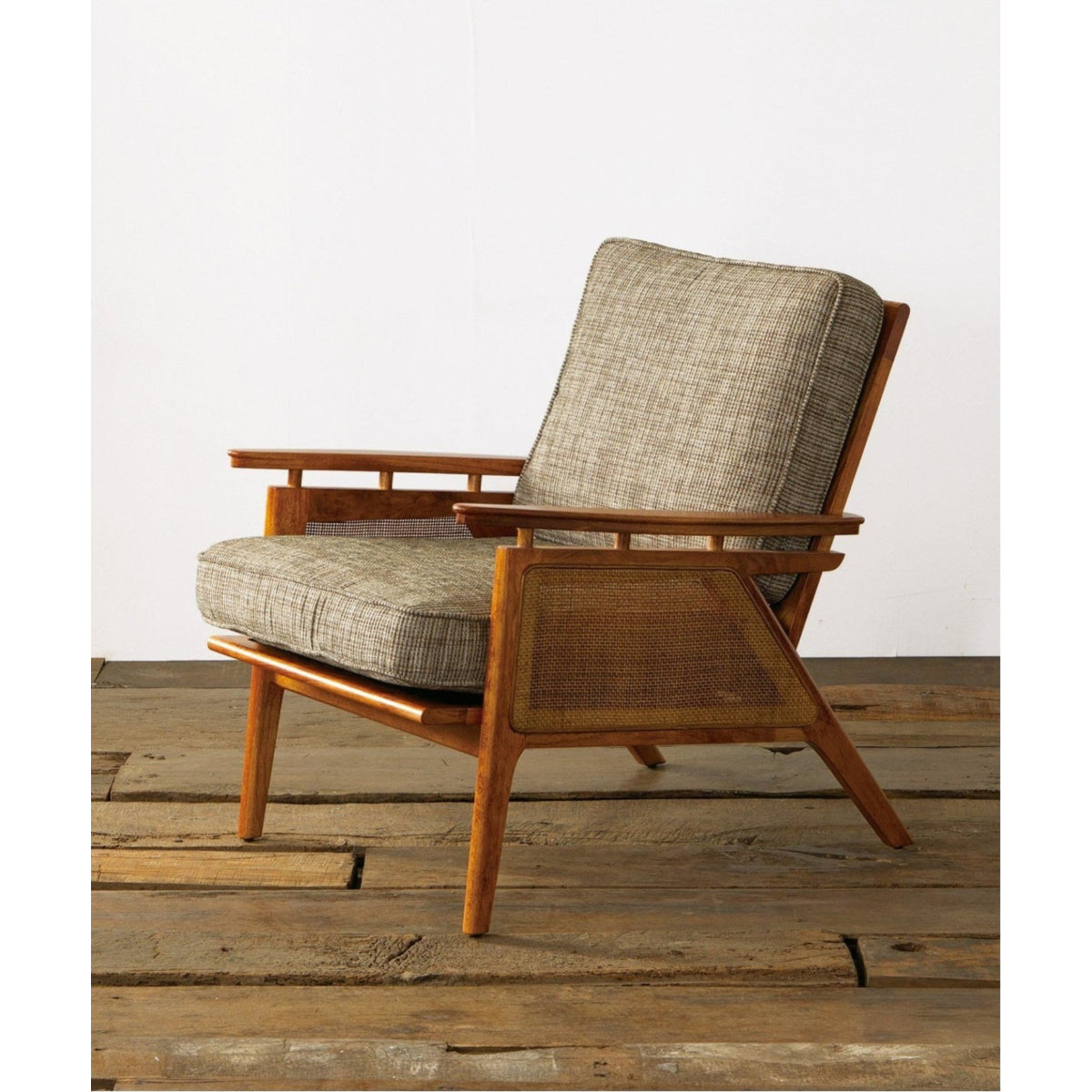 WICKER LOUNGE CHAIR