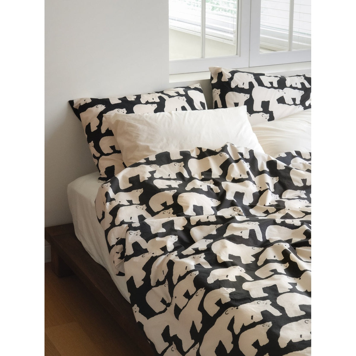 HOOK | POLAR BEARS  BLACK SUMMER COMFORTER