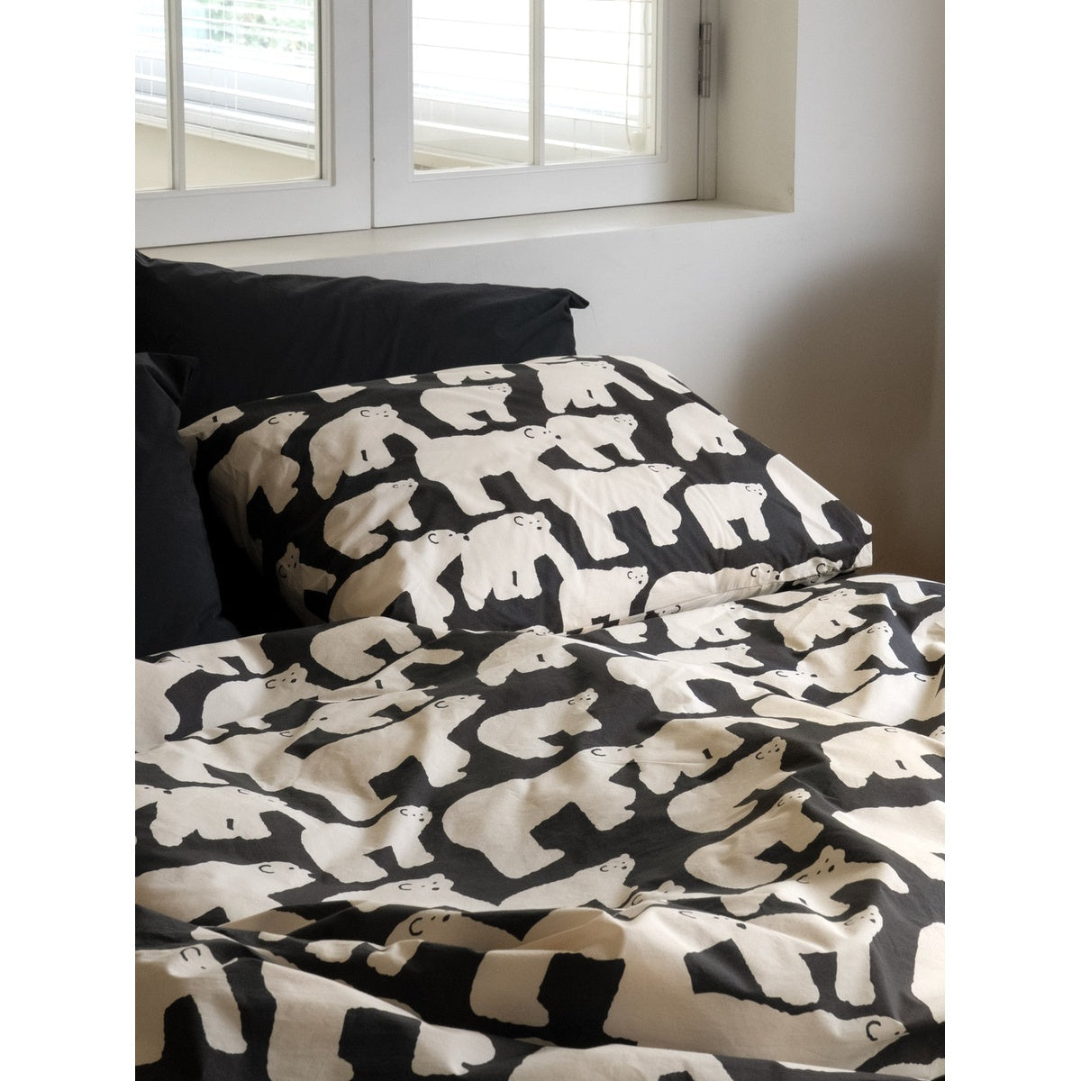 HOOK | POLAR BEARS  BLACK SUMMER COMFORTER