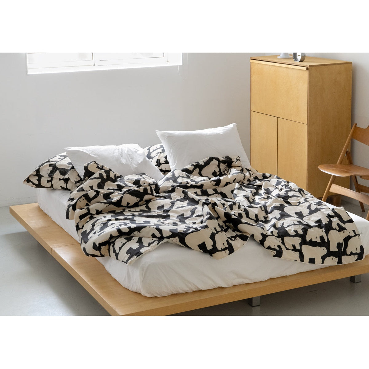 HOOK | POLAR BEARS  BLACK SUMMER COMFORTER