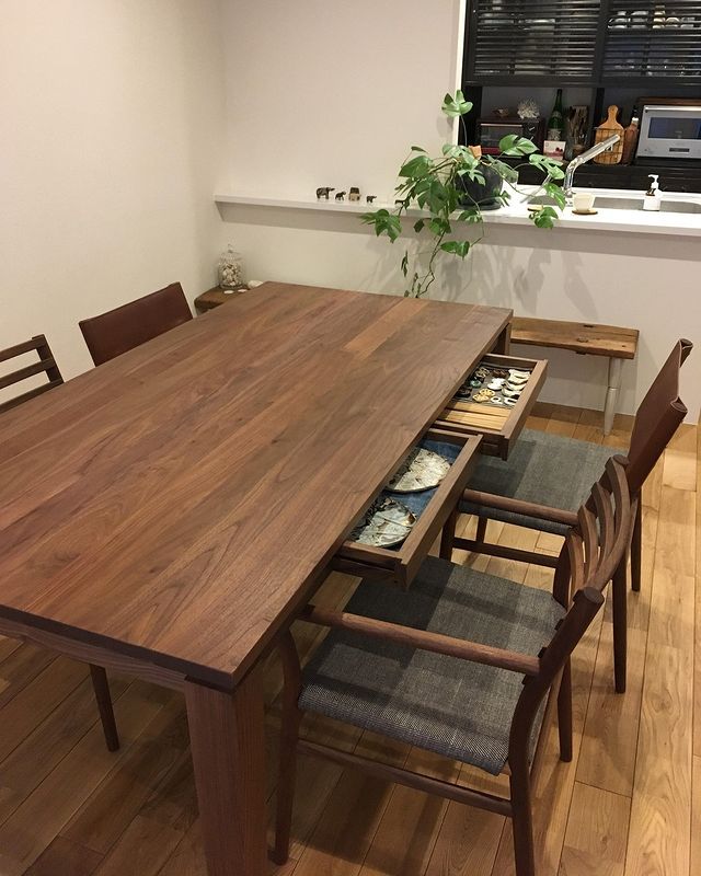 KRONE DINING TABLE