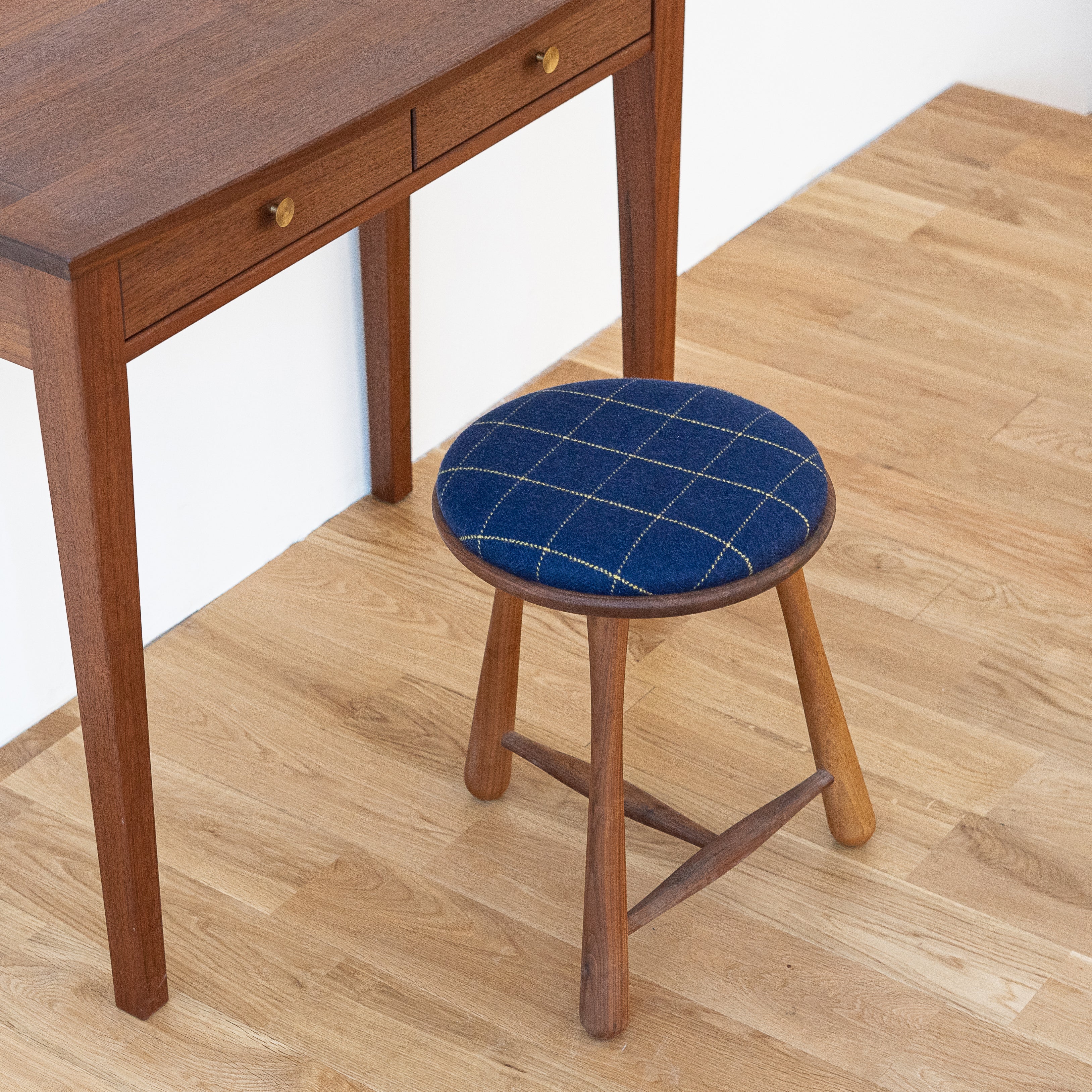 H410/RB337Navy/Walnut Stained Japanese Walnut
