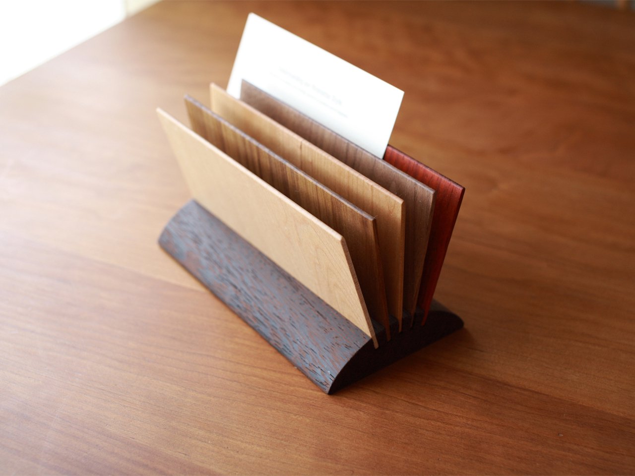KAZZ CARD STAND – HOW Furniture