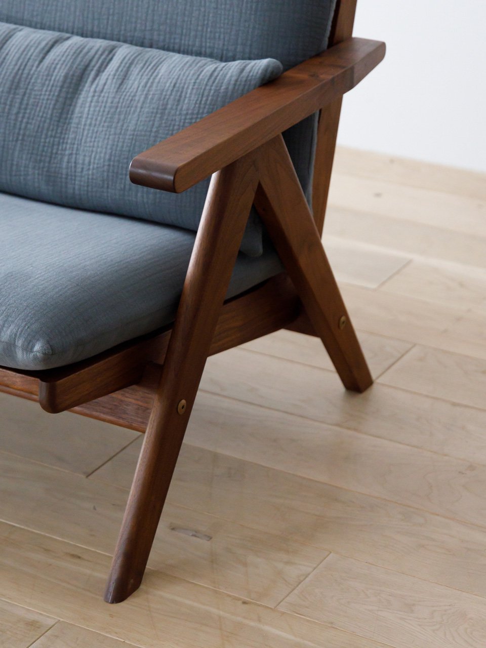PACE PERSONAL CHAIR 069 (WOOD ARM)