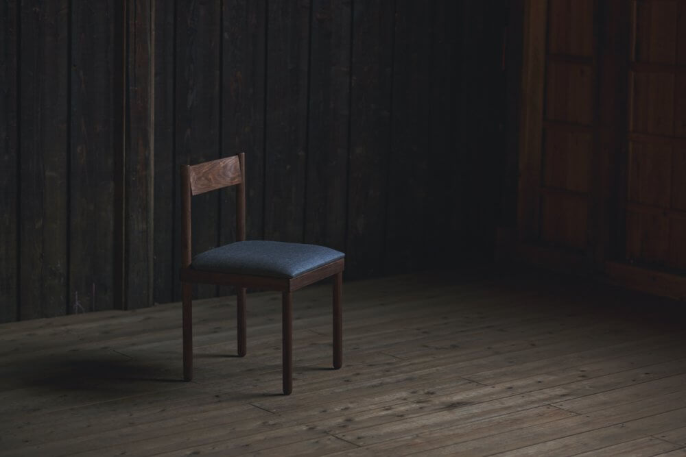 POLE CHAIR - WALNUT